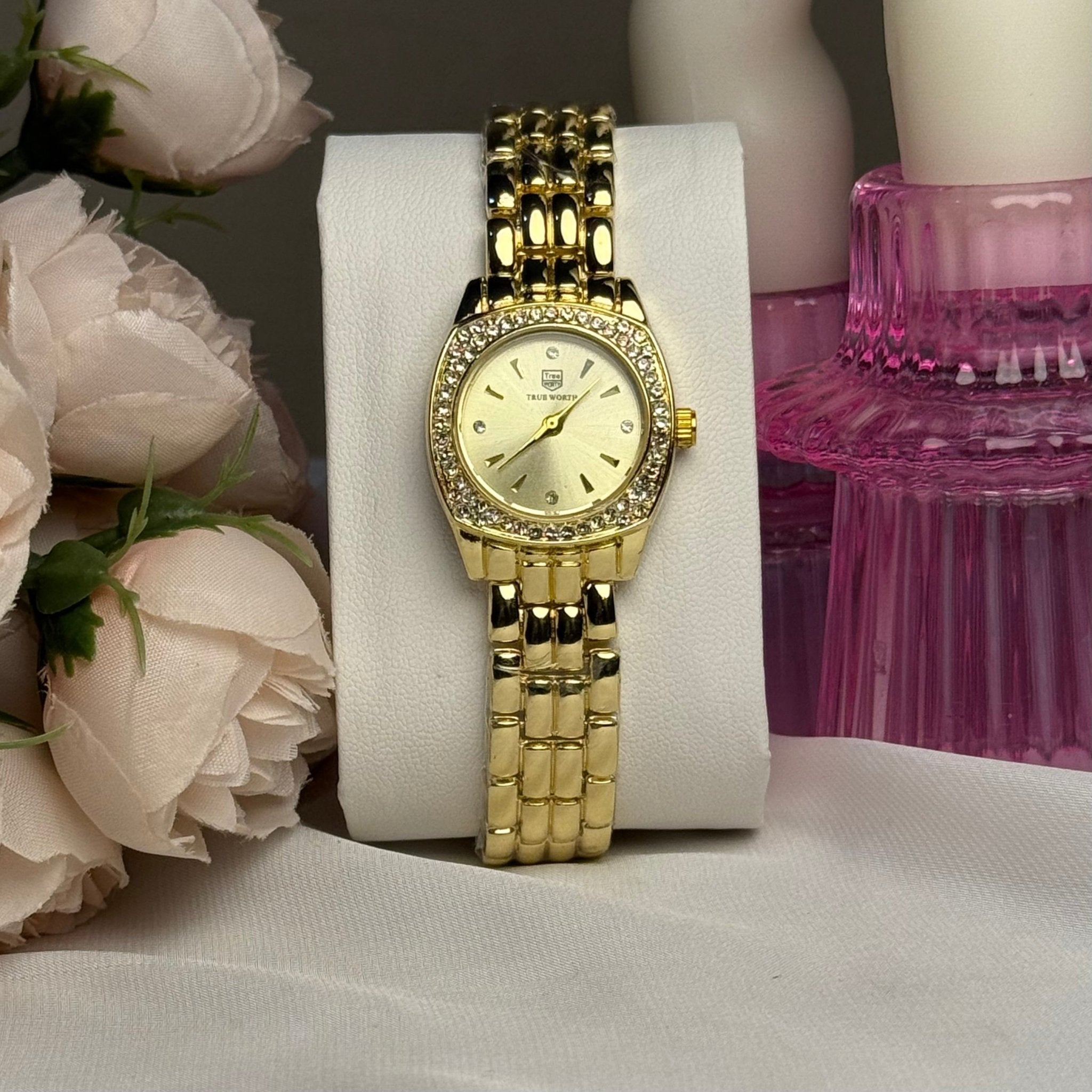 Classic Gold Round Dial with Crystal Crown Finish. Reloj