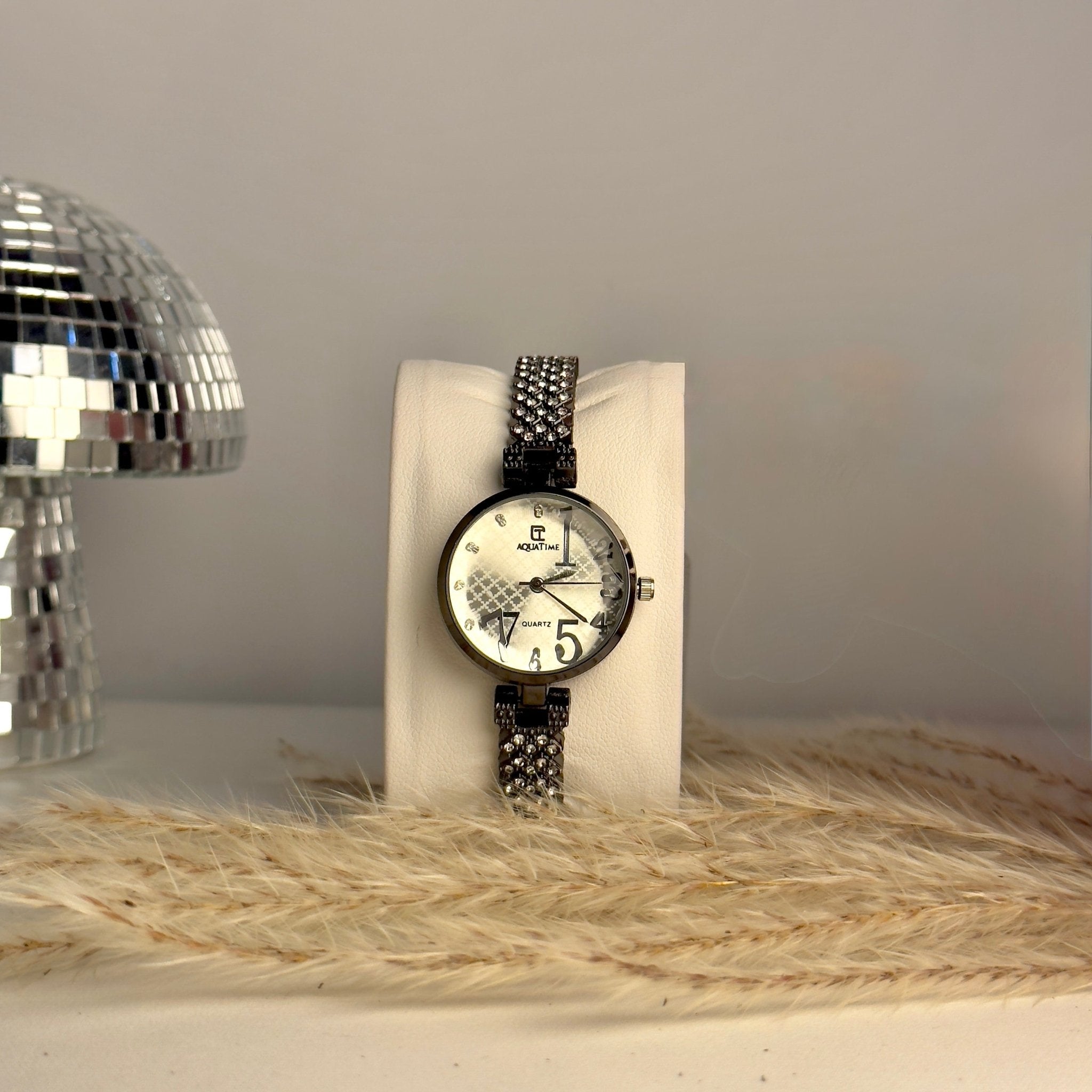 Textured Dual Tone Dial with Black Crystal Chain. Reloj