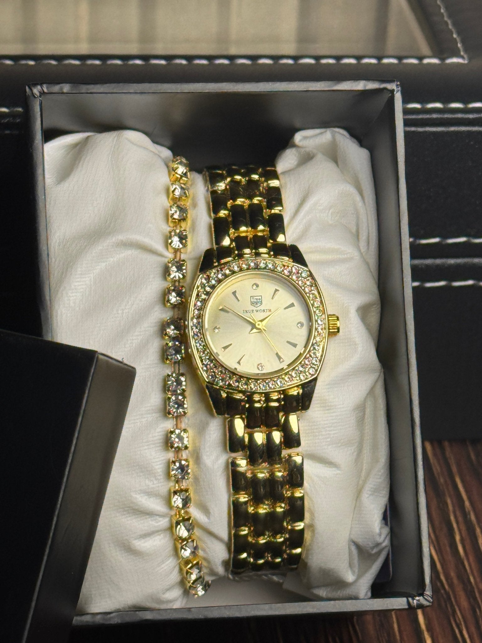 Classic Gold Round Dial with Crystal Crown Finish. Reloj