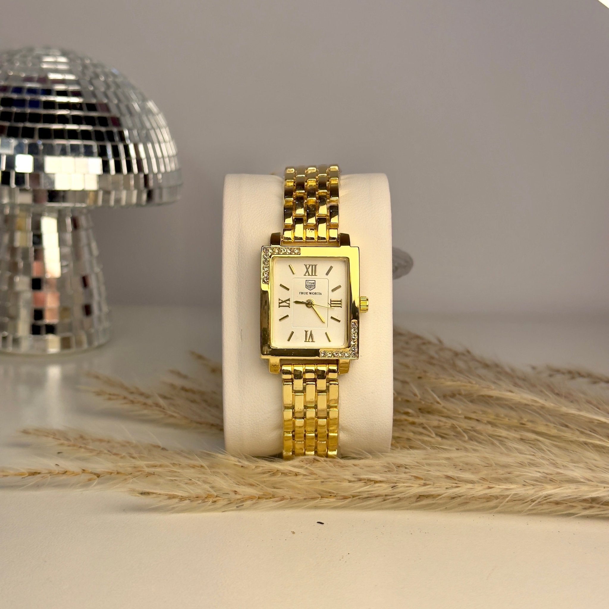 Square-Edged Gold Dial with Classic Steel Chain Reloj